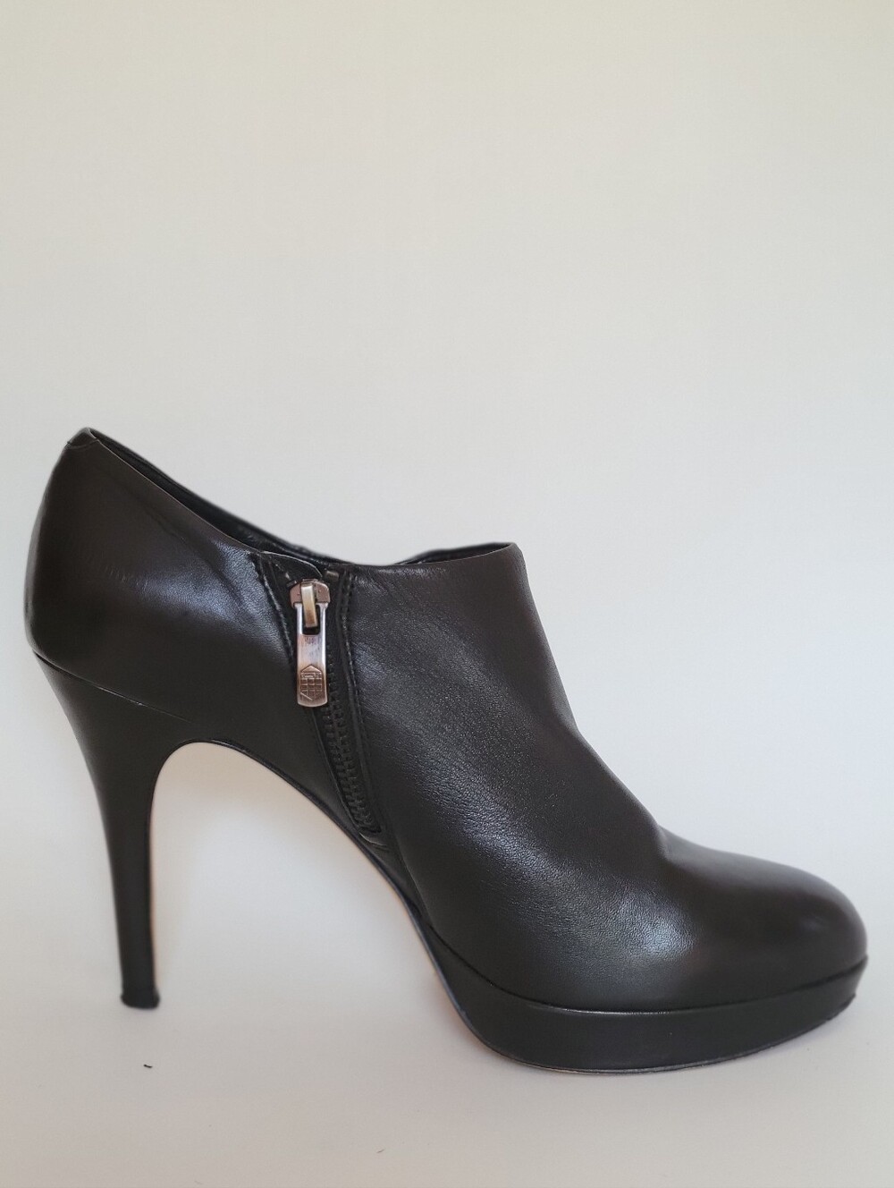 Vince Camuto Leather zip booties W9